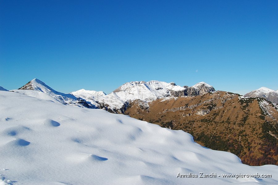 20 Le vicine cime a nord-ovest.JPG